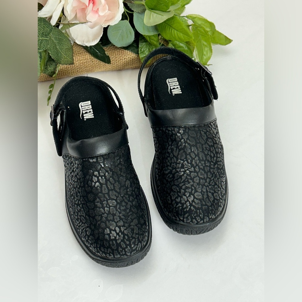 DREW Black Textured Clogs